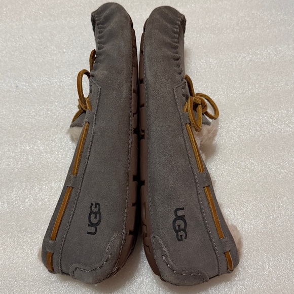 UGG Dakota Grey Genuine Suede & Shearling Moccassin like size 8 - Picture 7 of 9